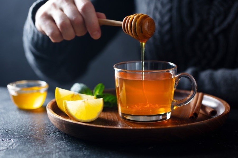 آیا عسل در چای داغ بی‌فایده یا مضر است؟