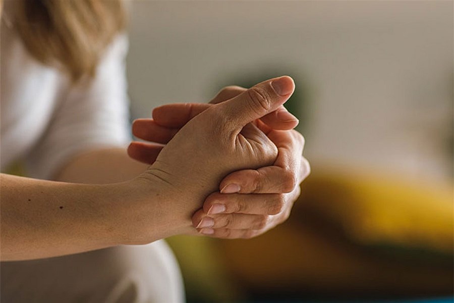 تصویر قولنج شکستن؛ عادتی بی‌ضرر یا خطری پنهان؟