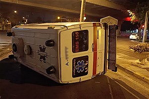 واژگونی آمبولانس اورژانس در چهاراه شریف رهنان
