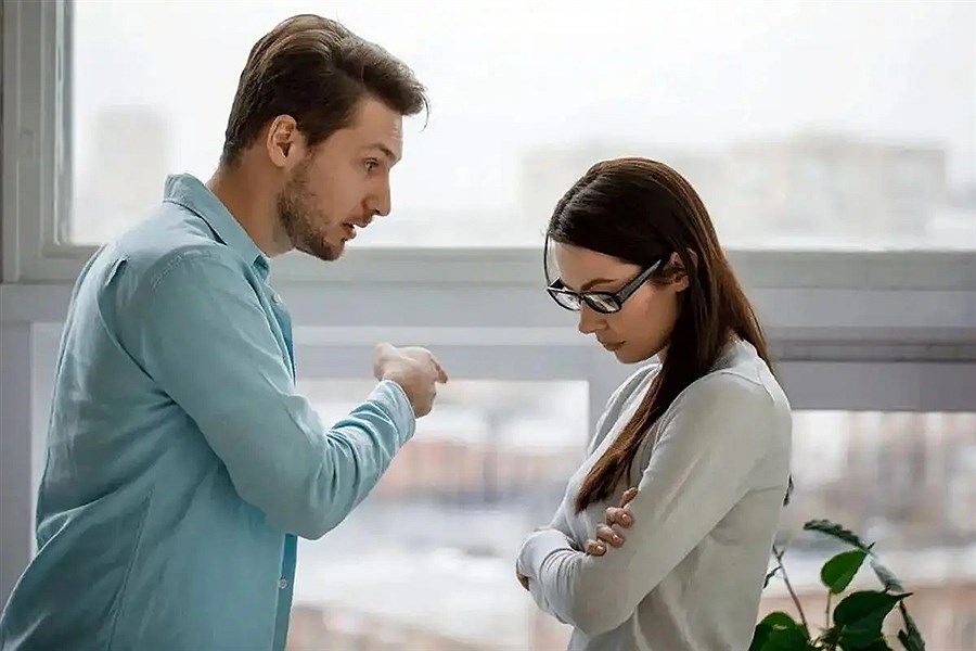 تصویر آیا واقعاً مقصر بودم؟ بازی خطرناک شریک خودشیفته با ذهن تو