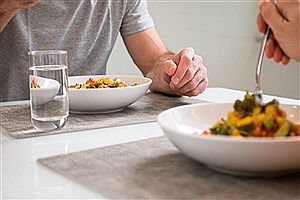 بالاخره آب همراه غذا بخوریم یا نه؟
