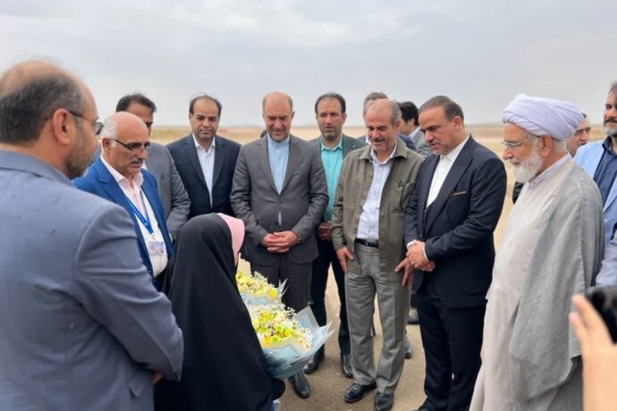 تصویر معاون وزیر راه و شهرسازی وارد فرودگاه گناباد شد