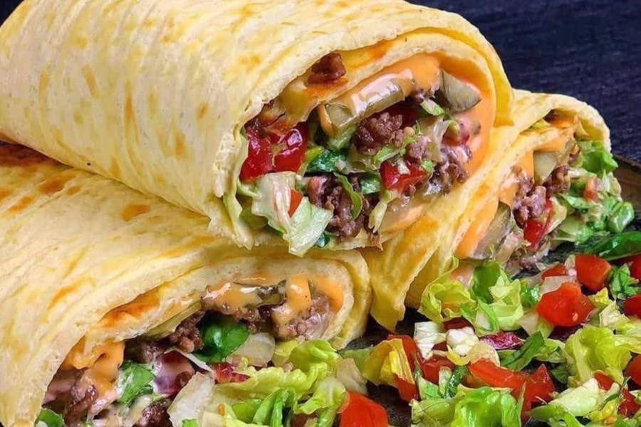 تصویر ساندویچ گوشت چرخ‌کرده با پنیر پیتزا، یک غذای سریع و لذیذ!