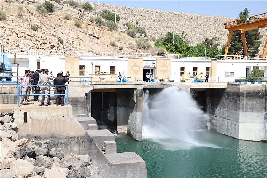 تصویر باز شدن دریچه سد درودزن برای تامین آب تالاب بختگان