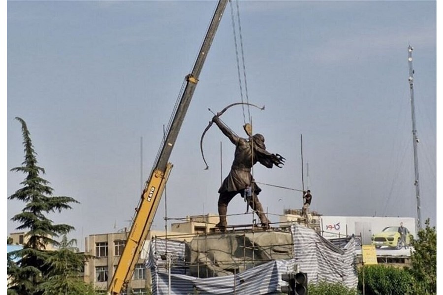 تصویر نصب مجسمه ۱۵متری آرش کمانگیر در میدان ونک