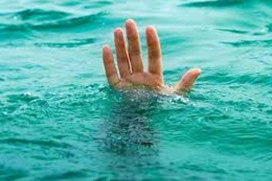تصویر نجات ۵ سرنشین یک قایق تفریحی در بندرانزلی&#47; جزئیات