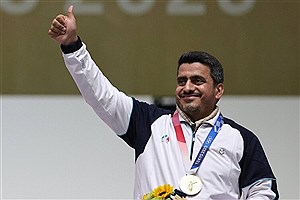 قهرمان تیراندازی جهان، مدال خود را به مجری دلیر صدا و سیما تقدیم کرد