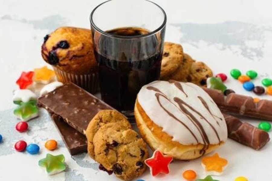 تصویر نوشابه مضرتر است یا شکلات؟