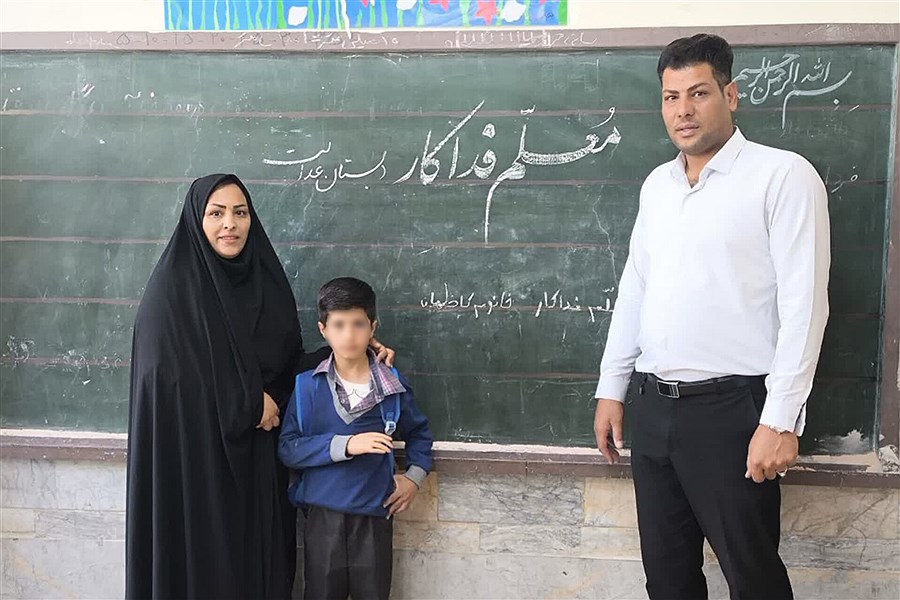 تصویر معلم نجف‌آبادی، معمار لبخند و امید&#47; اهدای دست مصنوعی به دانش‌آموز نیازمند