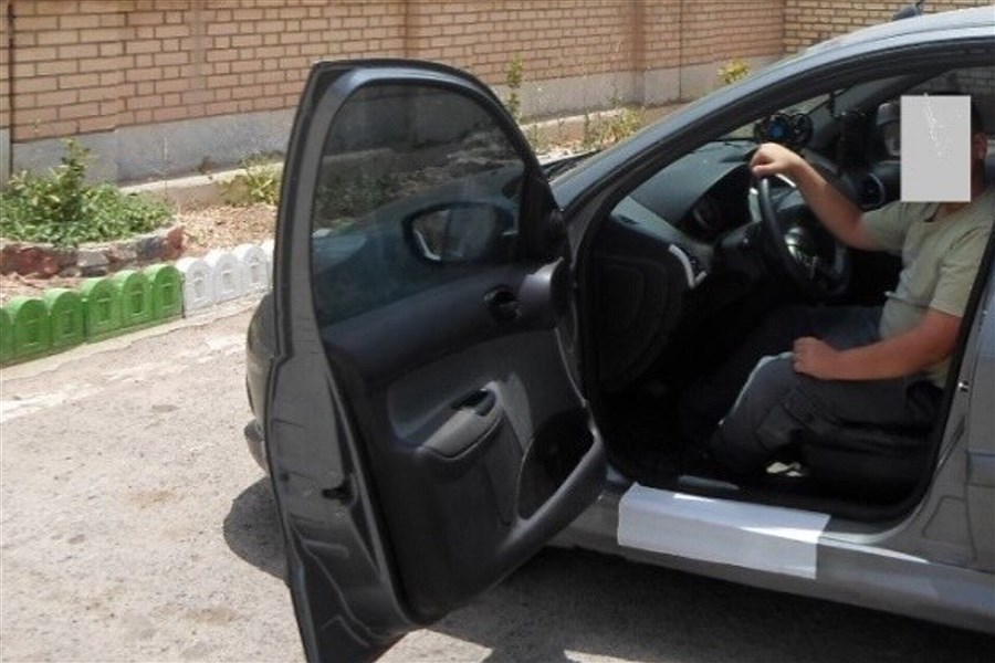 تصویر شوک در نایین&#47; پژو 206 با راننده 13 ساله توقیف شد