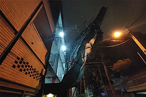 آتش‌نشانان داربست مرگبار را مهار کردند