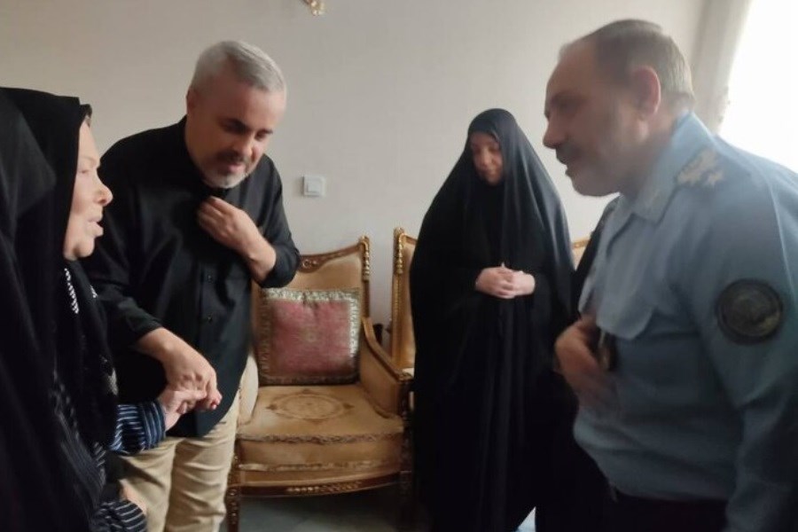 تصویر دیدار وزیر دفاع با خانواده سپهبد شهید باقری
