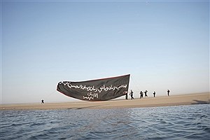 بزرگ‌ترین پرچم عزای حسینی در مسیر پیاده‌روی اربعین به اهتزاز درآمد +فیلم