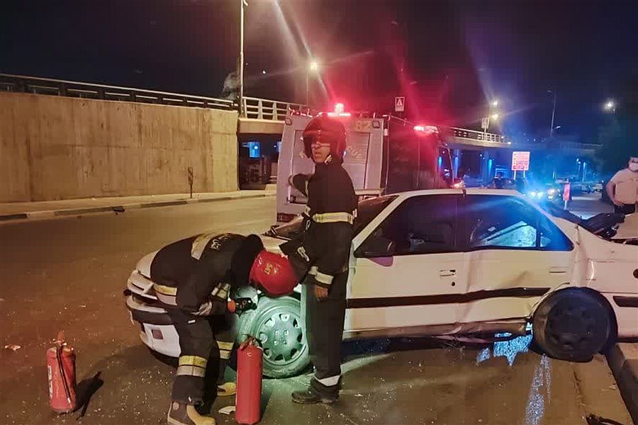 تصویر حادثه هولناک در بزرگراه شهید خرازی&#47; پژو پارس پس از برخورد با گاردریل دو نیم شد