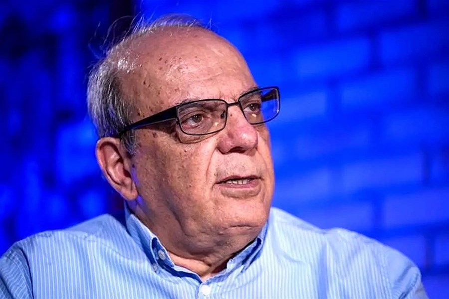 هشدار عباس عبدی به پزشکیان: پوست خربزه زیر پای دولت انداخته‌اند