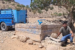 آبرسانی کنشگر محیط زیست به آبشخورهای حیات وحش