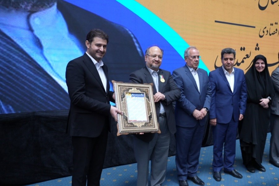 تصویر نشان ملی مدیریت کسب‌وکار؛ مدال افتخار حکمرانی اقتصادی به دکتر محمد شریعتمداری رسید