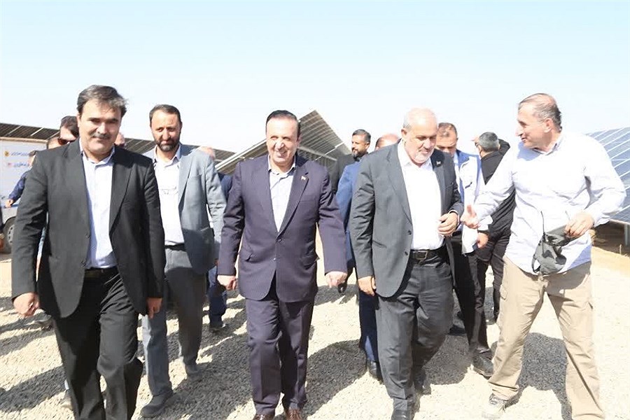 تصویر با حضور وزیر نیرو؛ نیروگاه خورشیدی ۶ مگاواتی رضی‌آباد آبیک افتتاح شد