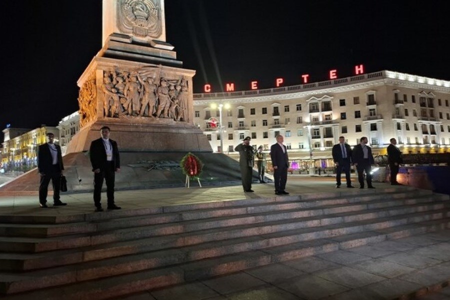 تصویر ادای احترام پزشکیان به بنای یادبود سرباز وطن در مینسک