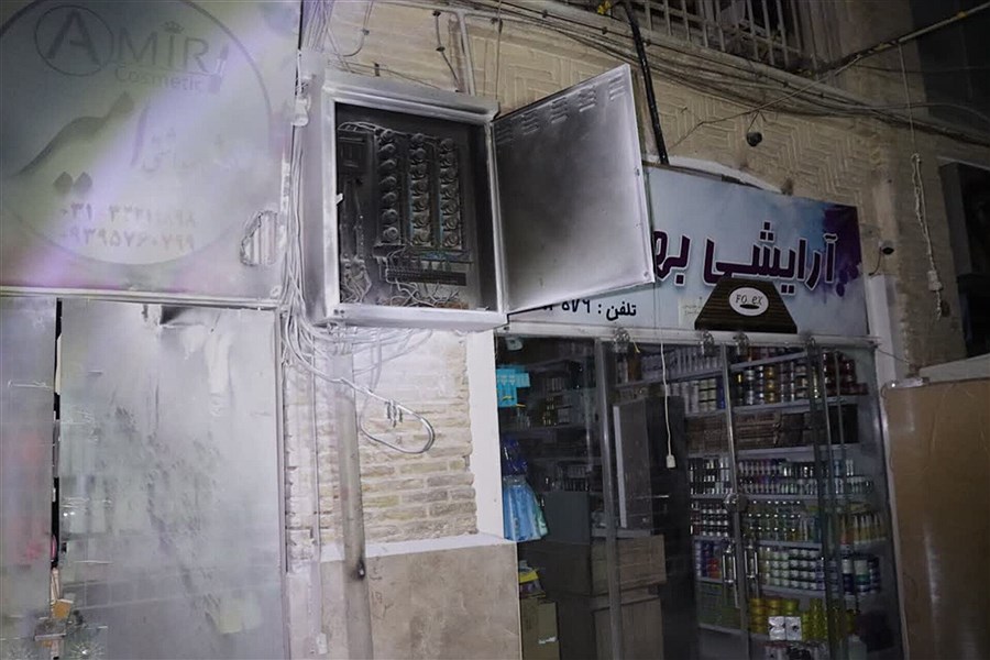 تصویر آتش‌نشانان جان و مال کسبه بازار را نجات دادند