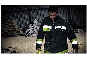 عملیات نفس‌گیر آتش‌نشانان برای نجات کارگر گرفتار در آوار ساختمانی اصفهان