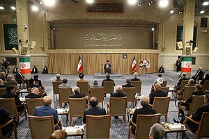 معیشت مردم اولویت اصلی دولت باشد.