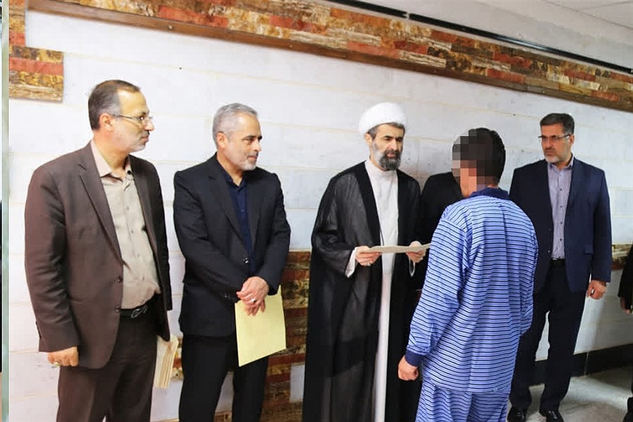 تصویر ۳۰ زندانی جرایم غیر عمد به مناسبت هفته وحدت آزاد شدند