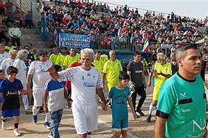 دیدار خیریه پیشکسوتان فوتبال در گناباد برگزار شد