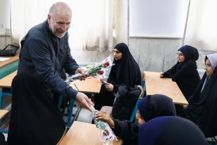 تصویر حضور قالیباف در مدرسه دخترانه فاطمیون تهران
