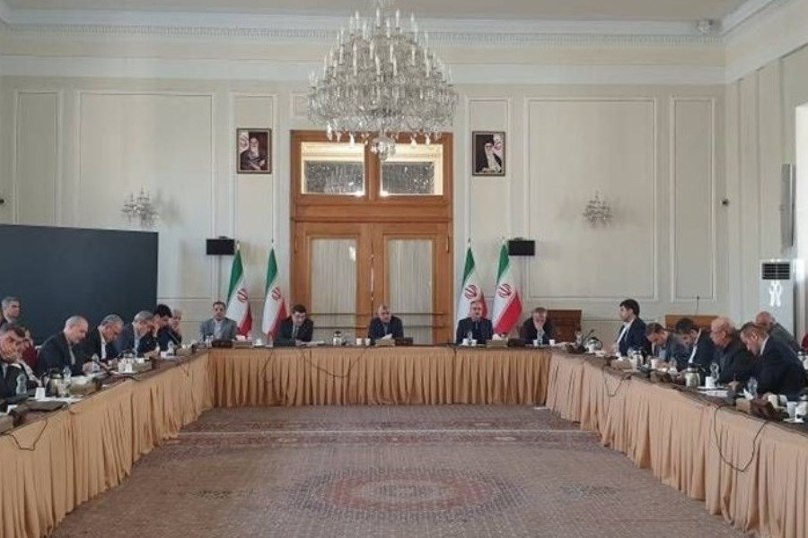 تصویر تمرکز بر دیپلماسی اقتصادی با همسایگان