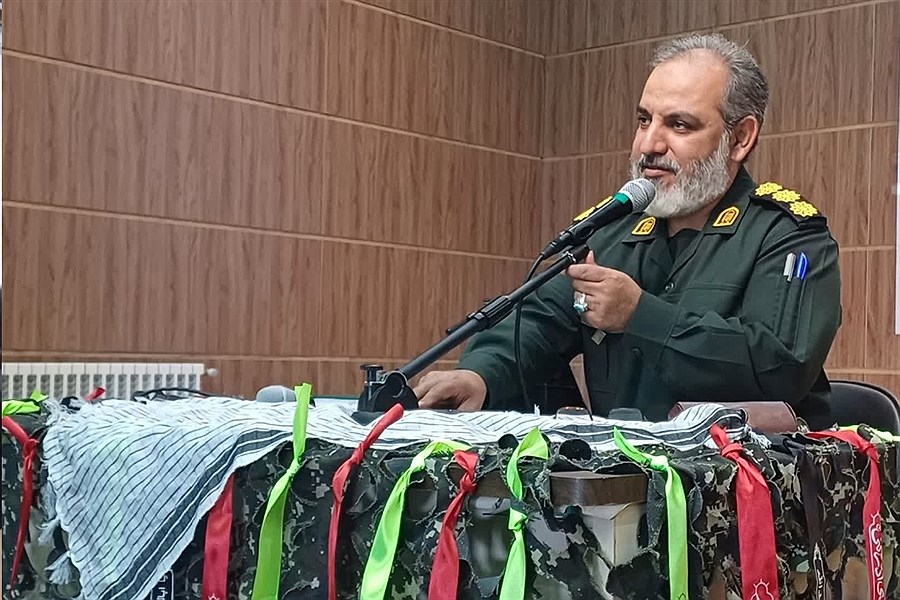 تصویر رهبر انقلاب همچون موسی ما را از نیل‌ها و طوفان حوادث عبور داده است