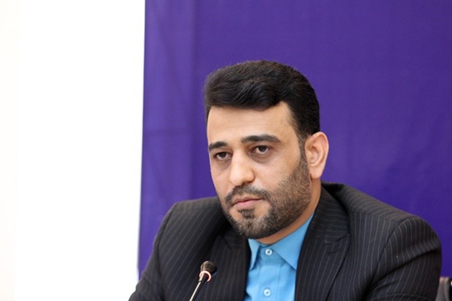 تصویر محمد خطیب در دانشگاه صنعتی شریف سخنرانی می‌کند