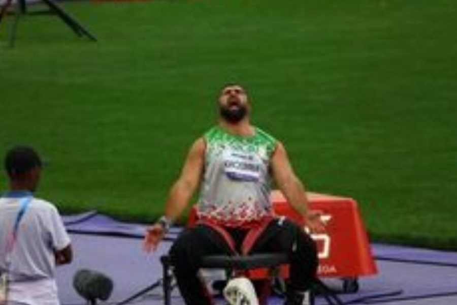 تصویر یاسین خسروی مدال طلا و رکورد جهانی پرتاب وزنه را در قهرمانی جهان به دست آورد