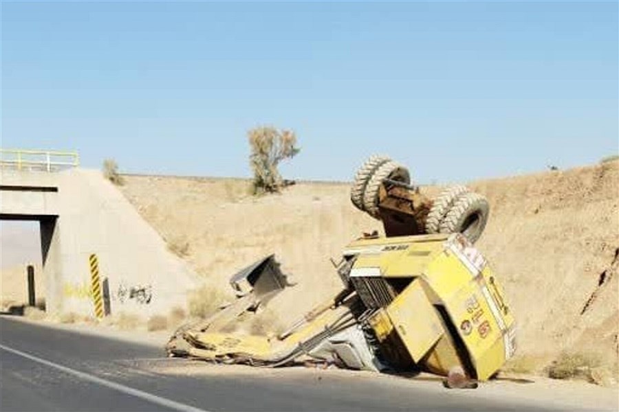 تصویر واژگونی مرگبار در اردستان؛ بی‌احتیاطی جان راننده را گرفت