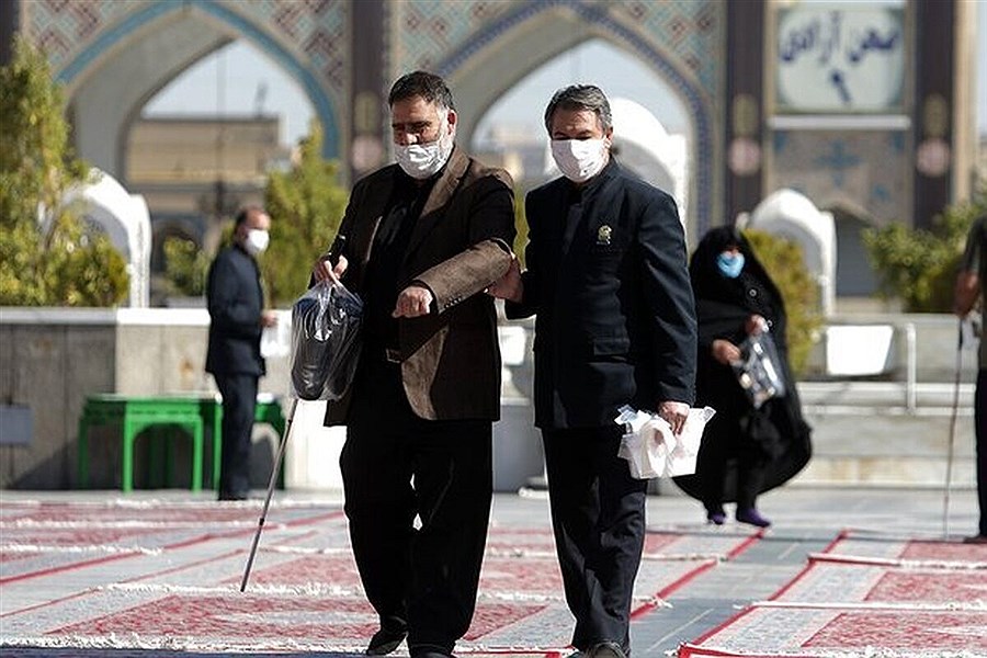 تصویر خادمان حرم مطهر امام رضا (ع) ۲۴ ساعته آماده خدمت به زائران روشن‌دل