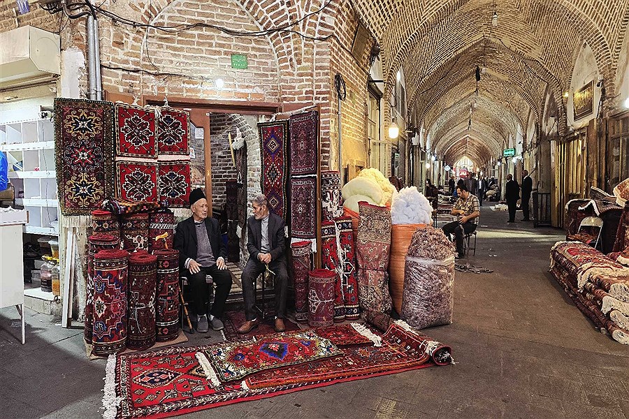 تصویر فرش، مس و مهربانی؛ روایت تصویری پُرسون از بازار قلب تپنده تبریز&#47;ببینید