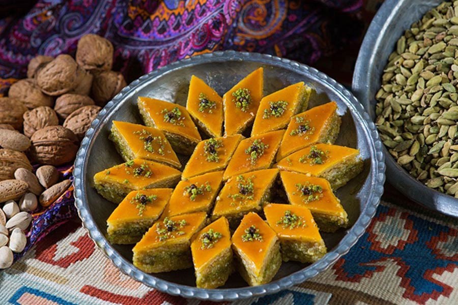 طرز تهیه لوز زعفرانی خانگی؛ راز خوشرنگ و لطیف شدن شیرینی سنتی طرز تهیه لوز زعفرانی خانگی؛ راز خوشرنگ و لطیف شدن شیرینی سنتی
