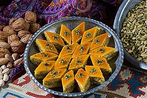 طرز تهیه لوز زعفرانی خانگی؛ راز خوش‌رنگ و لطیف شدن شیرینی سنتی