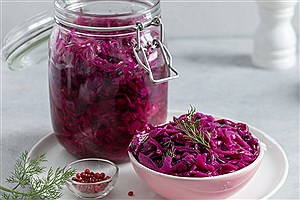 طرز تهیه ترشی کلم قرمز؛ خوشعطر، خوشرنگ و مخصوص روزهای خنک پاییز طرز تهیه ترشی کلم قرمز؛ خوشعطر، خوشرنگ و مخصوص روزهای خنک پاییز