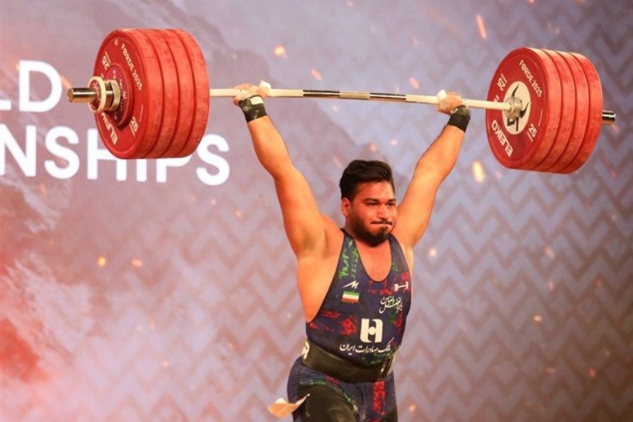 تصویر افتخارآفرینی نصیری برای ایران در رقابت‌های جهانی وزنه‌برداری