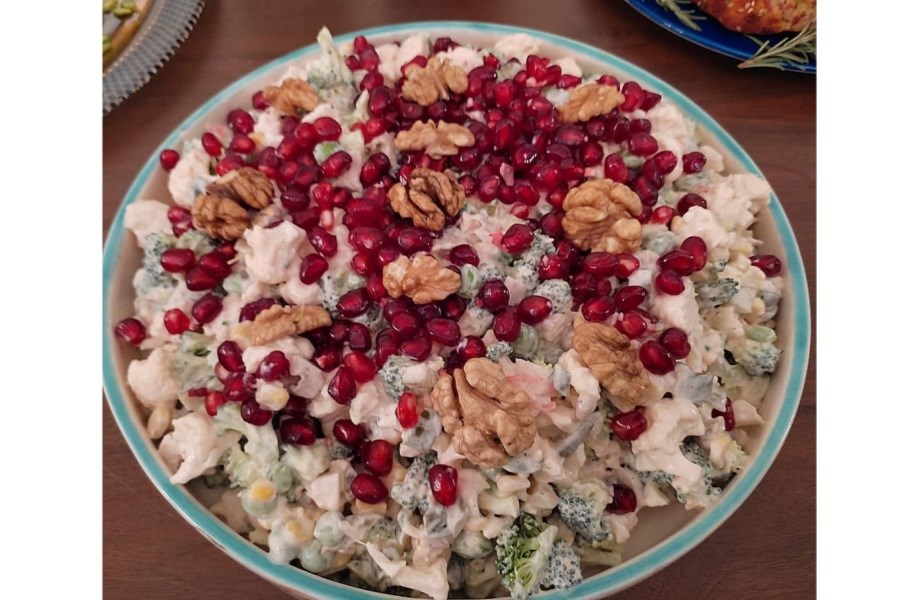 تصویر سالاد پاییزی با سس گردو و آب انار؛ ترکیبی رؤیایی از رنگ و طعم