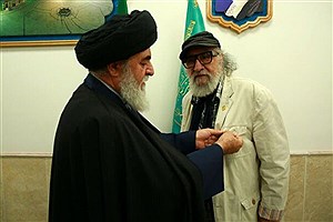 داریوش ارجمند با حضور در جمکران نشان خادمی افتخاری دریافت کرد