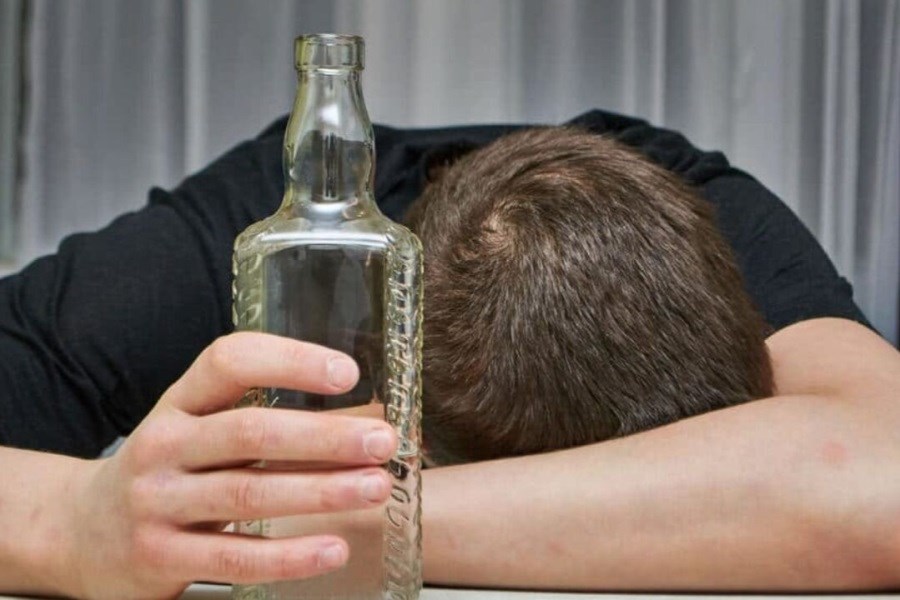 تصویر نشانه‌های مسمومیت با الکل سمی را جدی بگیرید