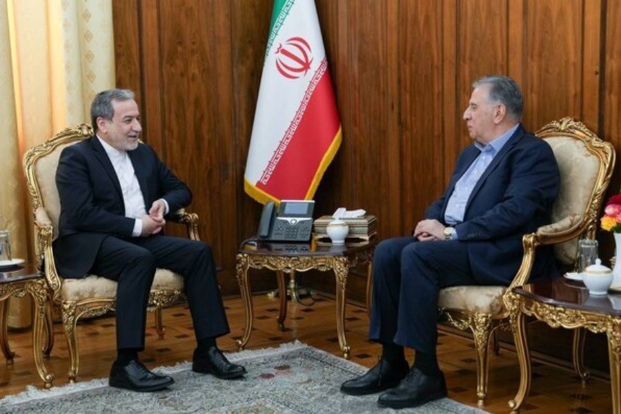 تصویر تأکید وزیر امور خارجه بر تقویت همکاری وزارت خارجه و اتاق ایران در دیپلماسی اقتصادی