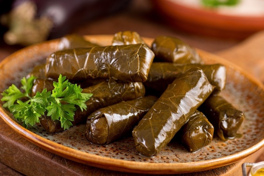 تصویر طرز تهیه دلمه برگ مو آبادانی: دستور پخت اصیل و گام به گام