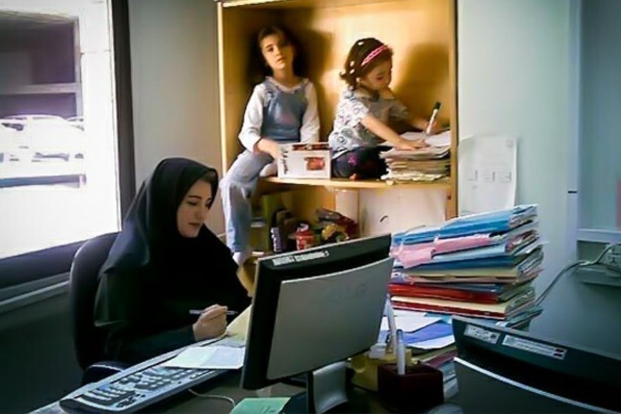 تصویر مادران شاغل می‌توانند با تولد فرزند، زودتر بازنشسته شوند