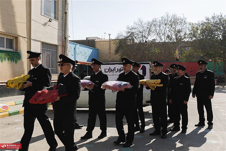 تصویر توزیع کاپشن و پوشاک زمستانی میان دانش‌آموزان کم‌برخوردار مشهد توسط خادمان رضوی