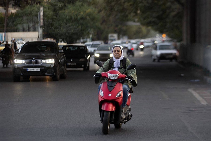 تصویر ابهام در صدور گواهینامه موتور برای زنان؛ قانون چه می‌گوید؟