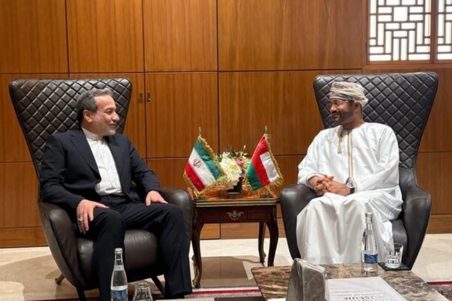 تصویر عباس عراقچی با وزیر خارجه عمان در مسقط دیدار کرد