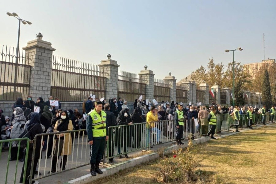 تصویر تجمع معلمان و بازنشستگان مقابل مجلس برای پیگیری رتبه‌بندی